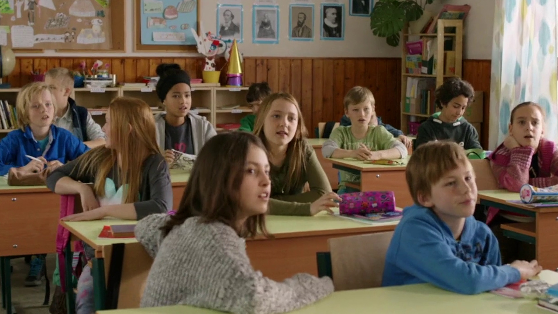 Bilde fra klasserommet "karakterer" fra filmen Kule kidz gråter ikke. Foto. 