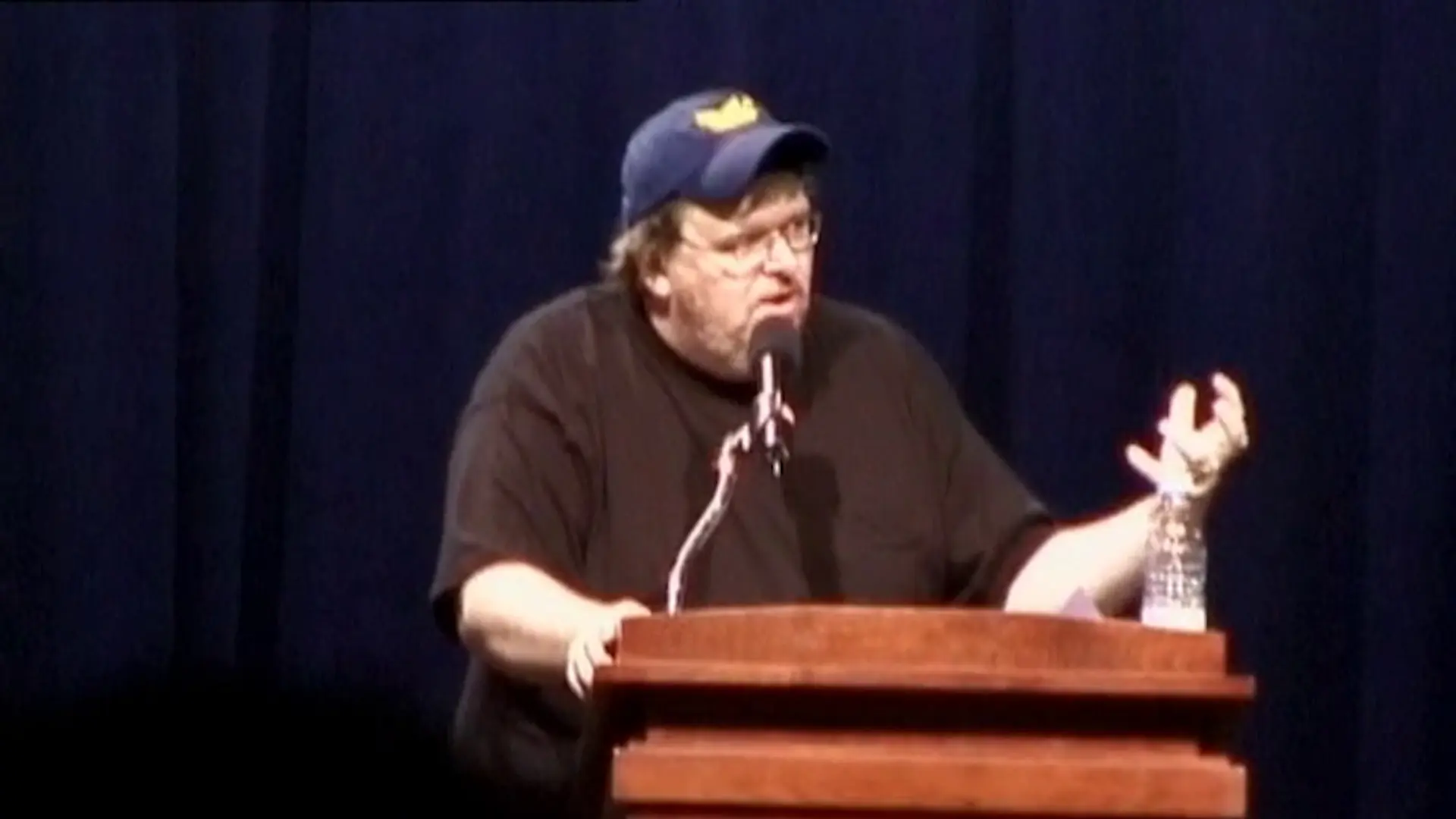 Beskrivende bilde relatert til innholdet i filmen "På sporet av Michael Moore"