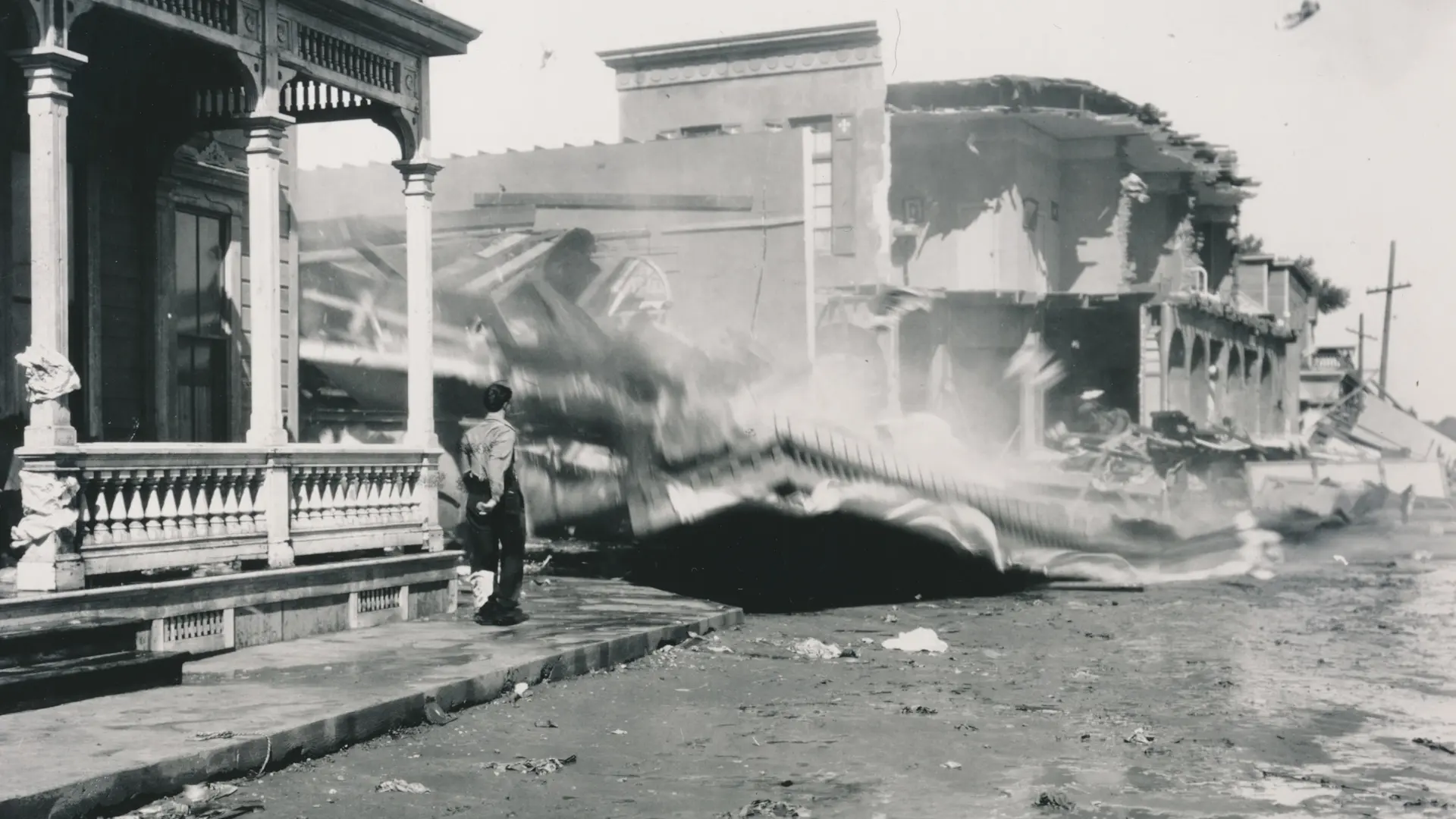 Beskrivende bilde relatert til innholdet i filmen "Steamboat Bill, Jr."