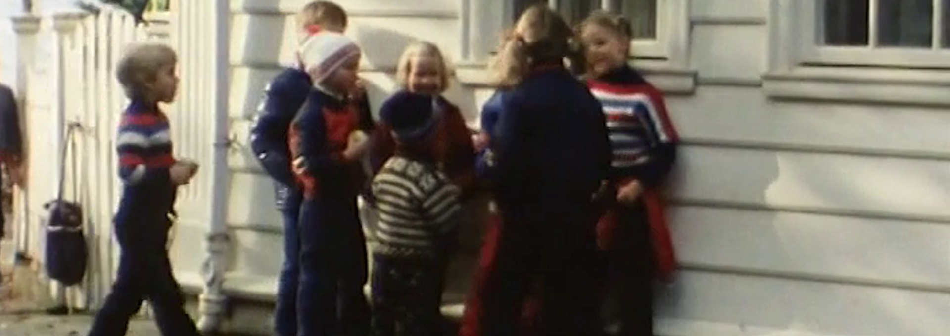 Beskrivende bilde relatert til innholdet i filmen "Inntil - vegge - leker"