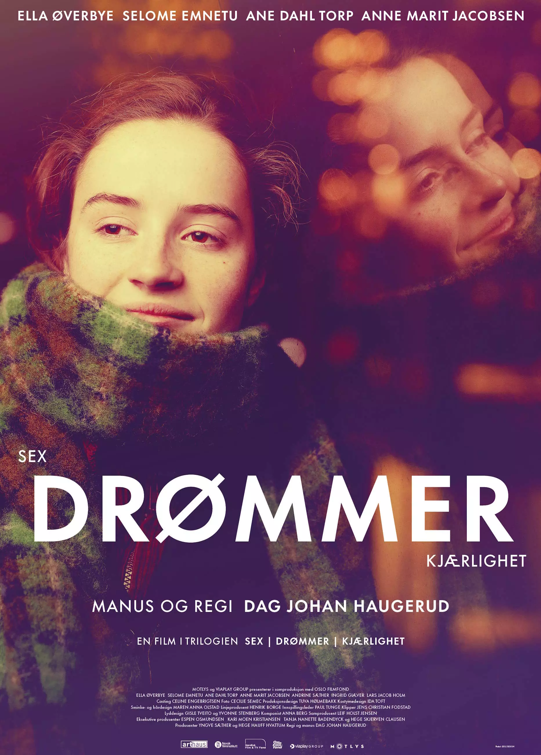 Filmplakat til filmen "Drømmer". Ung kvinne smiler. Ikledd et stort rutete skjerf. Høstfarger. Foto.