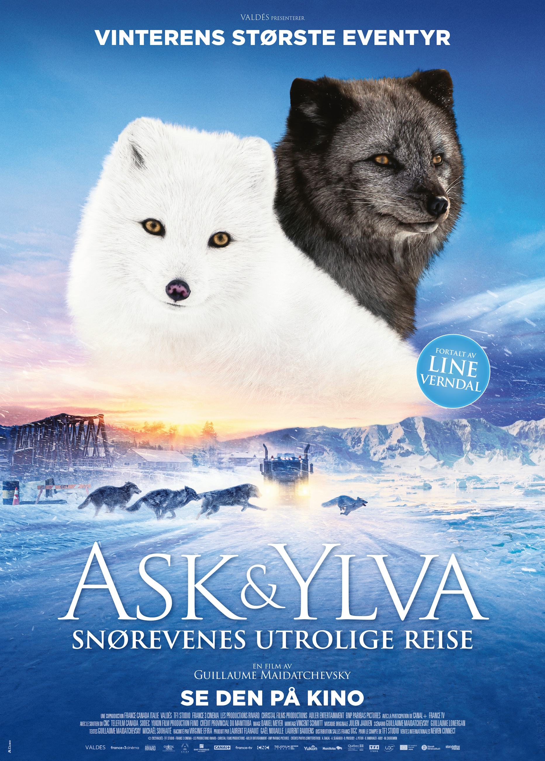 Filmplakat for "Ask & Ylva - Snørevenes utrolige reise" med to fjellrever foran et vinterlandskap øverst. Nederst en lastebil i fart med hunder/ulver som løper over veien.