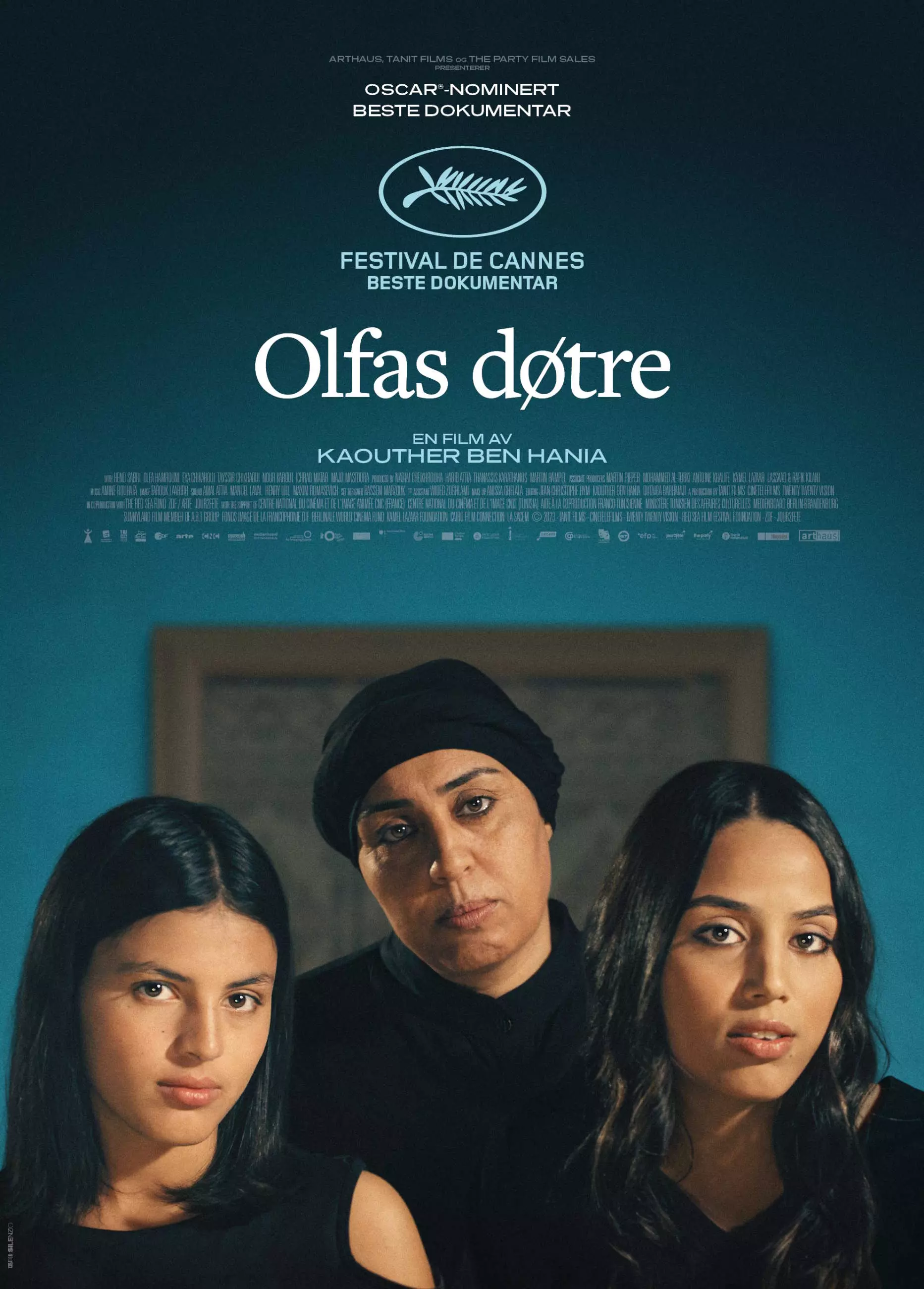 To unge tunisiske kvinner står foran en eldre tunisisk kvinne. De er kledd i sort. Bak dem er en blå vegg. Over dem står filmens tittel i hvit skrift. 