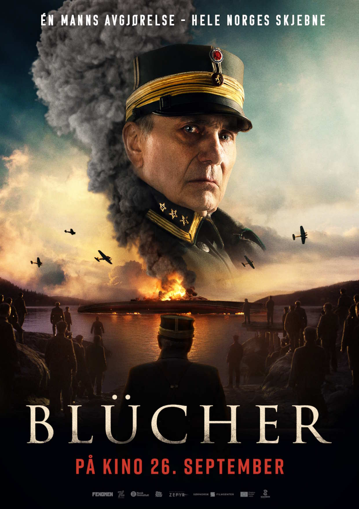 Filmplakat til "Blücher". Alvorlig mann i uniform omringet av eksplosjoner og fly.