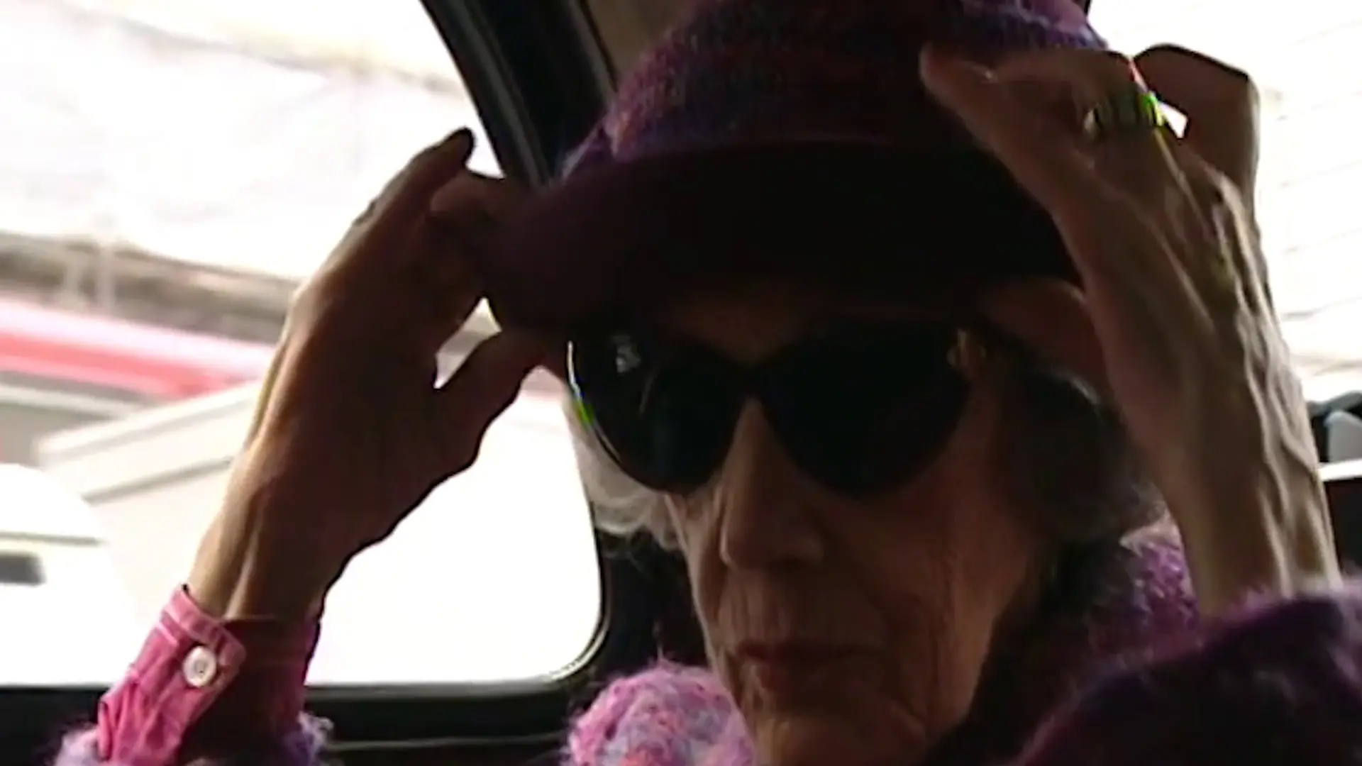 Beskrivende bilde relatert til innholdet i filmen "En dame med hatt"