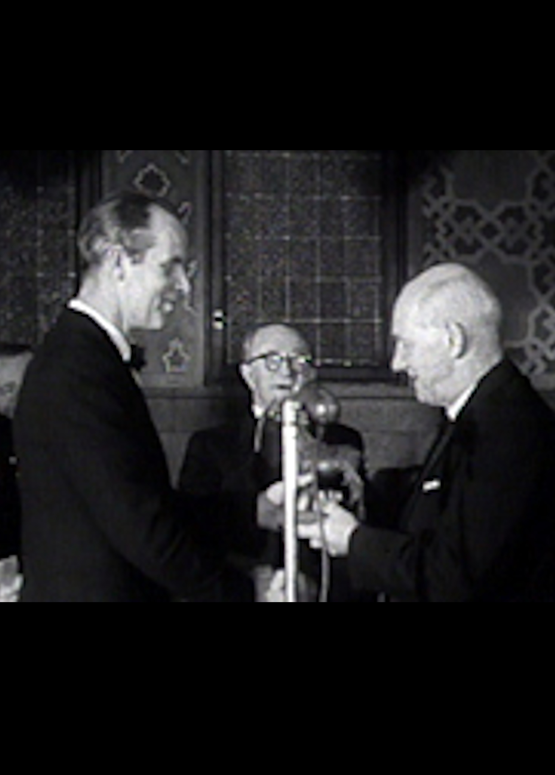 Beskrivende bilde relatert til innholdet i filmen "Arne Skouen : innslag fra Filmavisen ; KKL 40-årsjubileum ; utdeling av Aamot-statuetten"