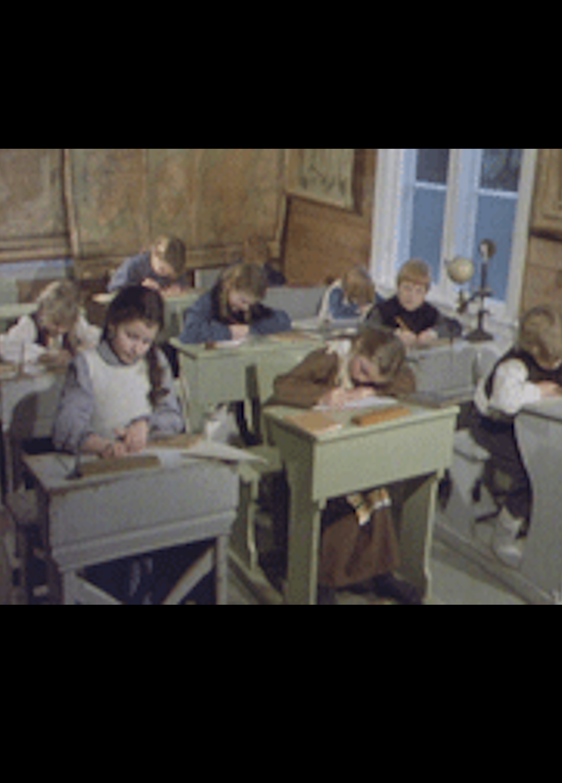 Beskrivende bilde relatert til innholdet i filmen "Slekters gang på skolevei : glimt fra skolens hverdag gjennom 250 år"