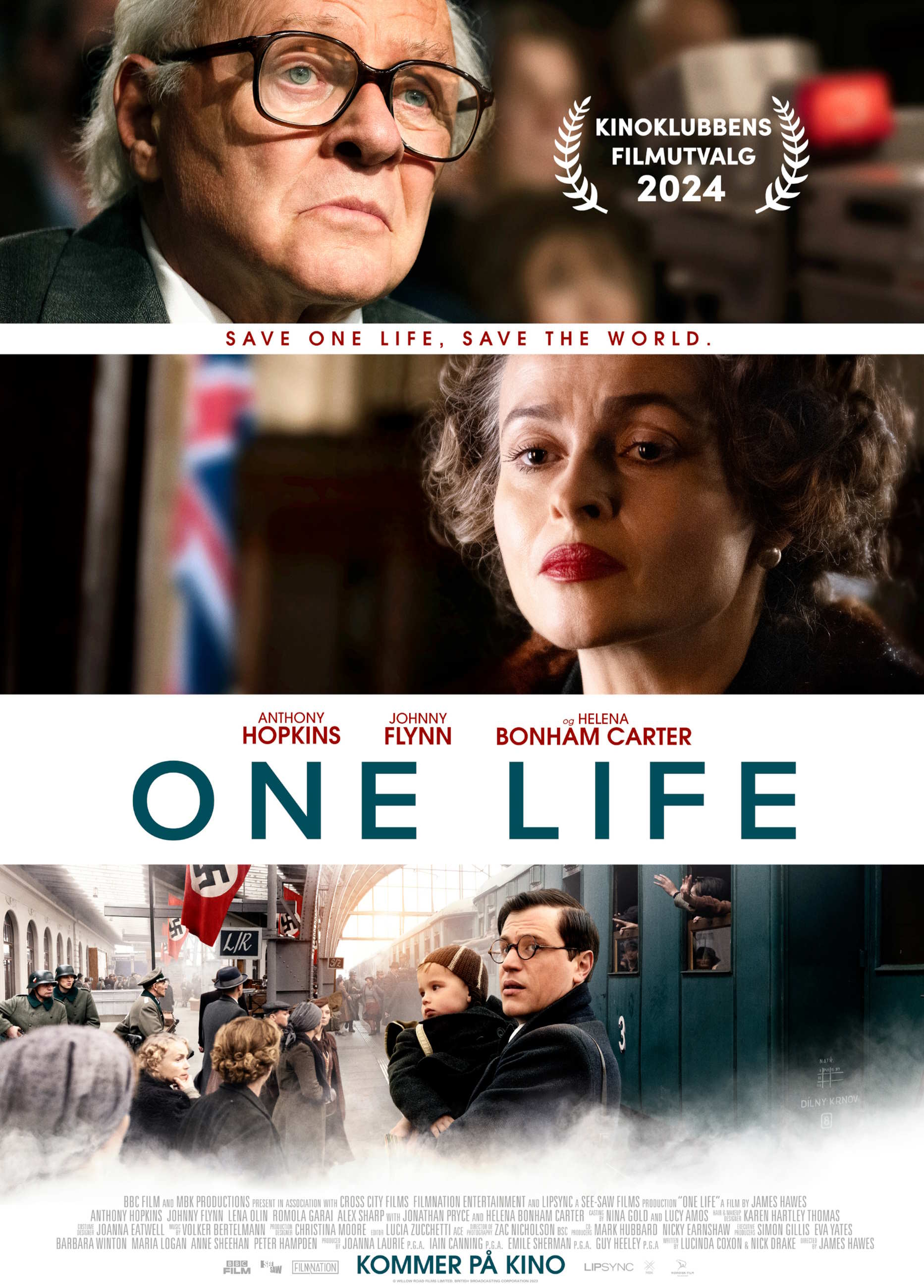 Bildet viser en filmplakat for filmen "One Life". Øverst på plakaten er det et bilde av en eldre mann med briller, og under ham er det et bilde av en kvinne med bølgete hår som ser alvorlig ut. I midten av plakaten står navnene til skuespillerne. Nederst på plakaten er det en scene fra filmen som viser en mann som holder et barn i armene sine, og de ser ut til å være på en togstasjon med mange mennesker rundt seg, inkludert noen soldater. Det er også en tekst som sier "Save one life, save the world".