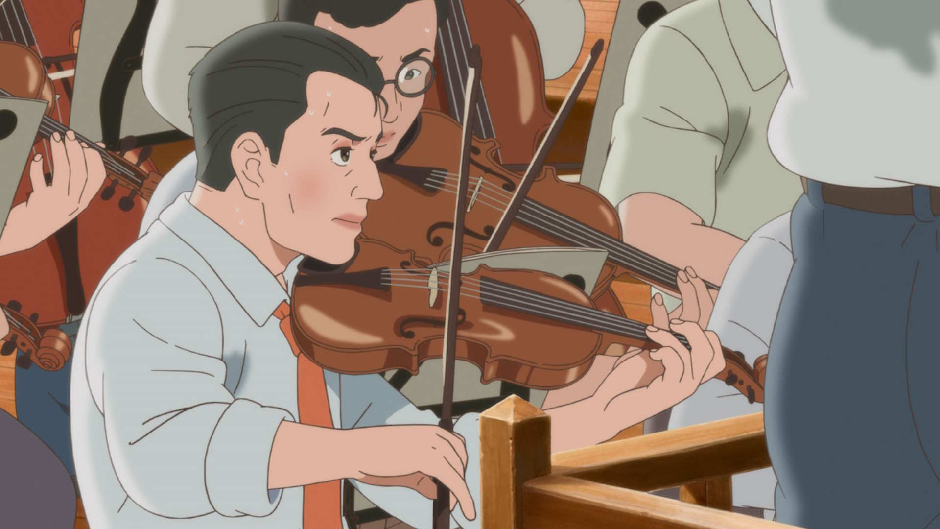 Stillbilde fra filmen "Totto-chan, den lille piken ved vinduet". En mann spiller fiolin i et orkester. Illustrasjon.