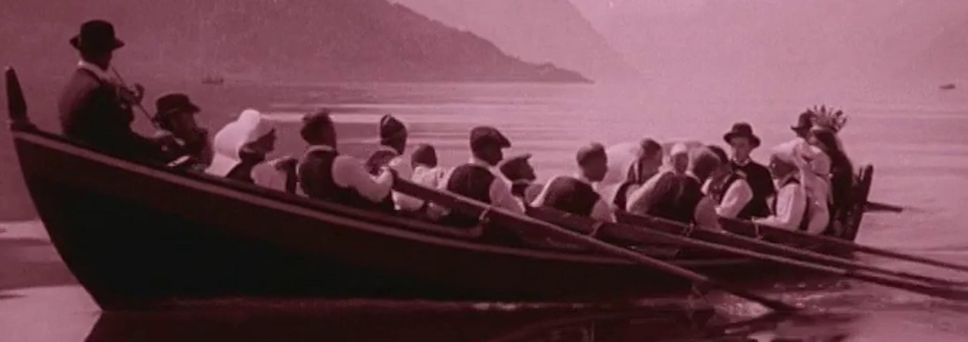 Beskrivende bilde relatert til innholdet i filmen "Brudeferden i Hardanger"