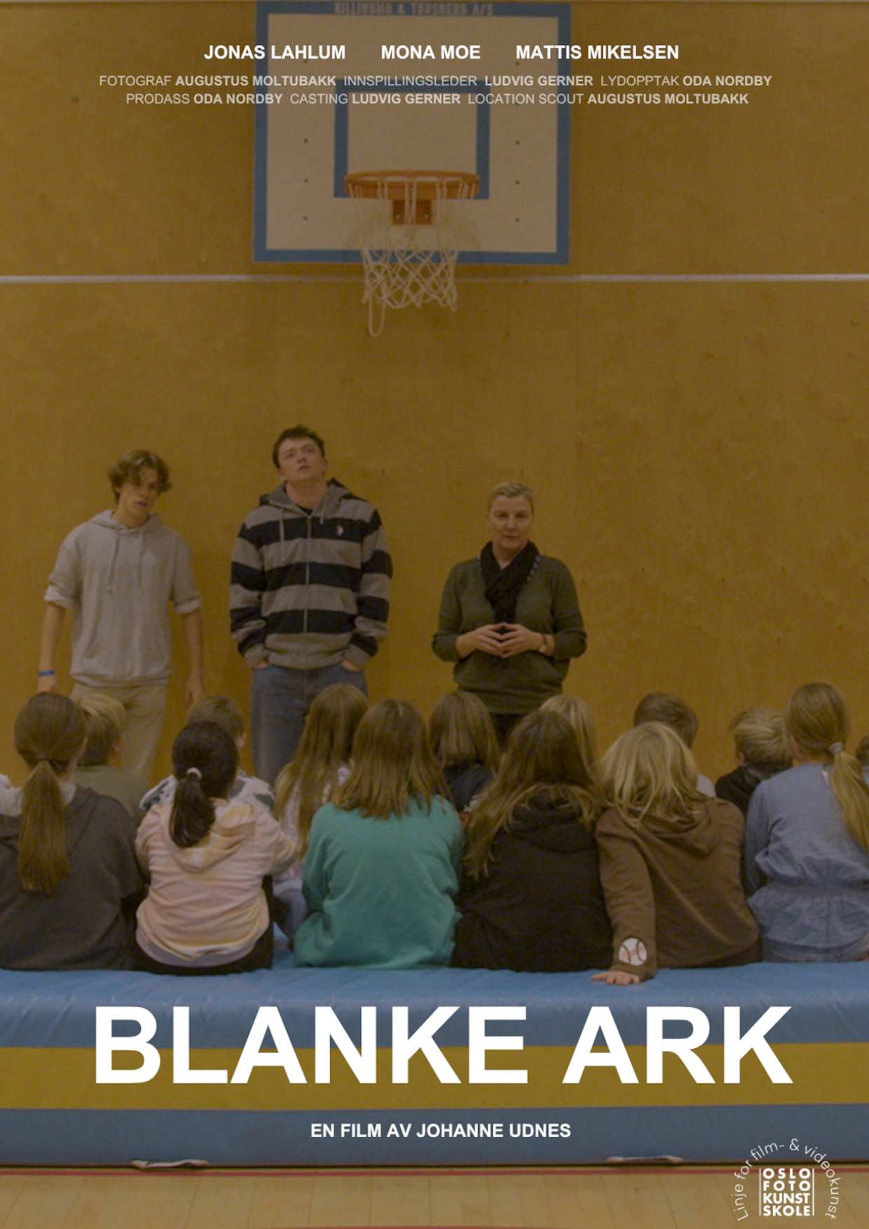 Filmplakat til kortfilmen "Blanke ark". Lærere og elever i en gymsal. Foto.